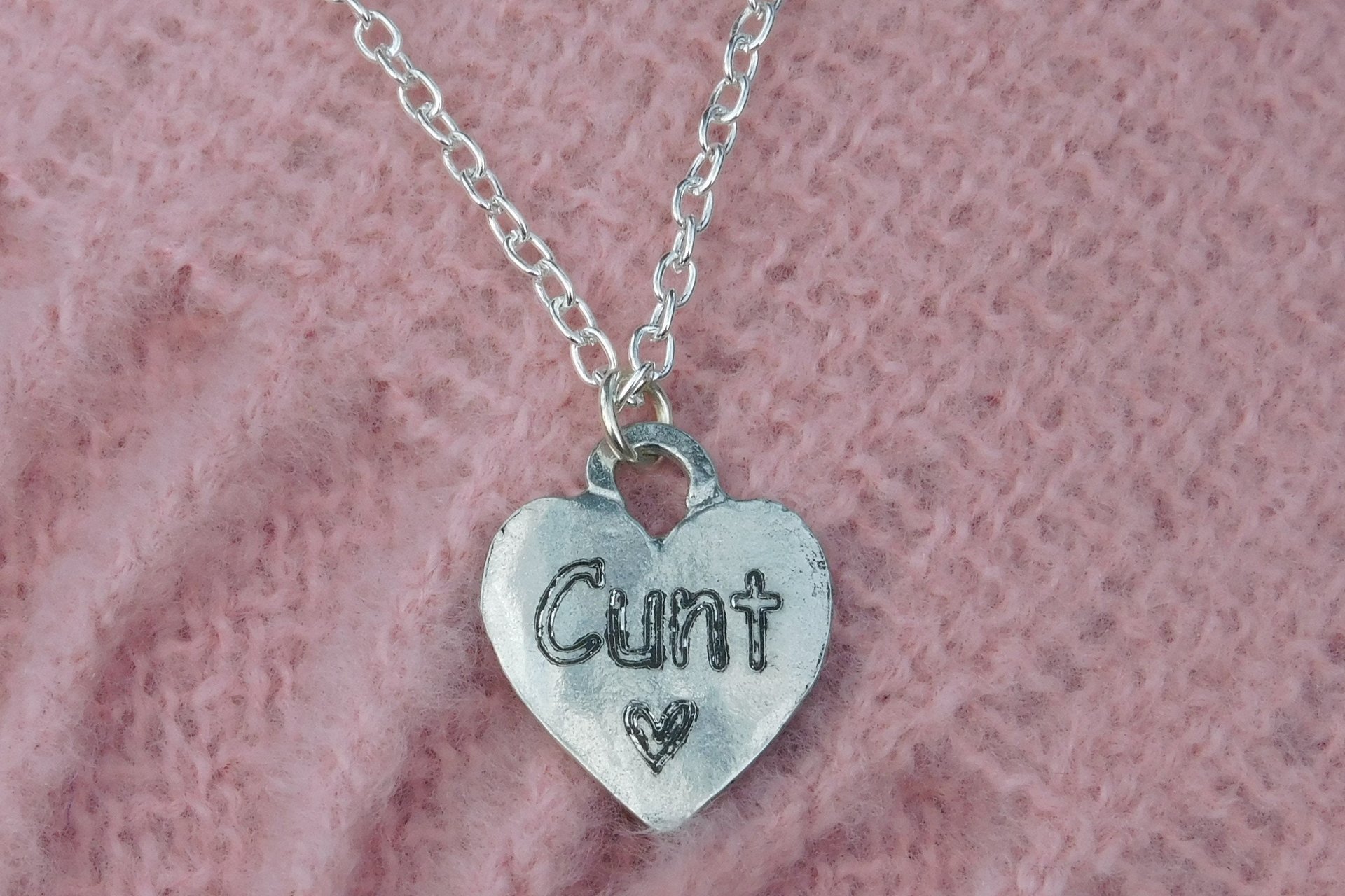Pendentif BDSM cunt, Accessoire de Soumise, Cordon Noué en Permanance, Fait Main en Etain, Les Etains de Jumilhac