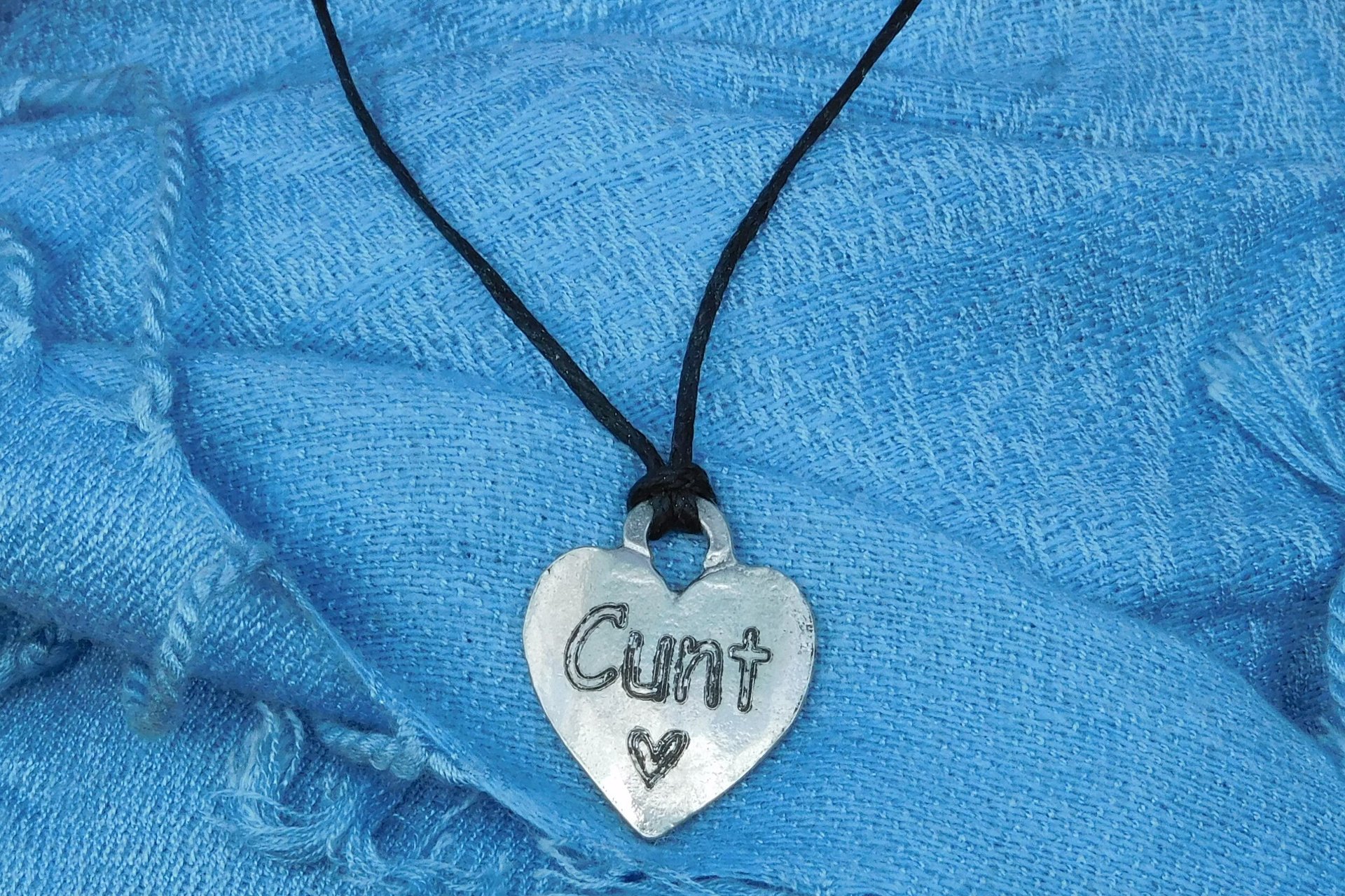 Pendentif BDSM cunt, Accessoire de Soumise, Cordon Noué en Permanance, Fait Main en Etain, Les Etains de Jumilhac