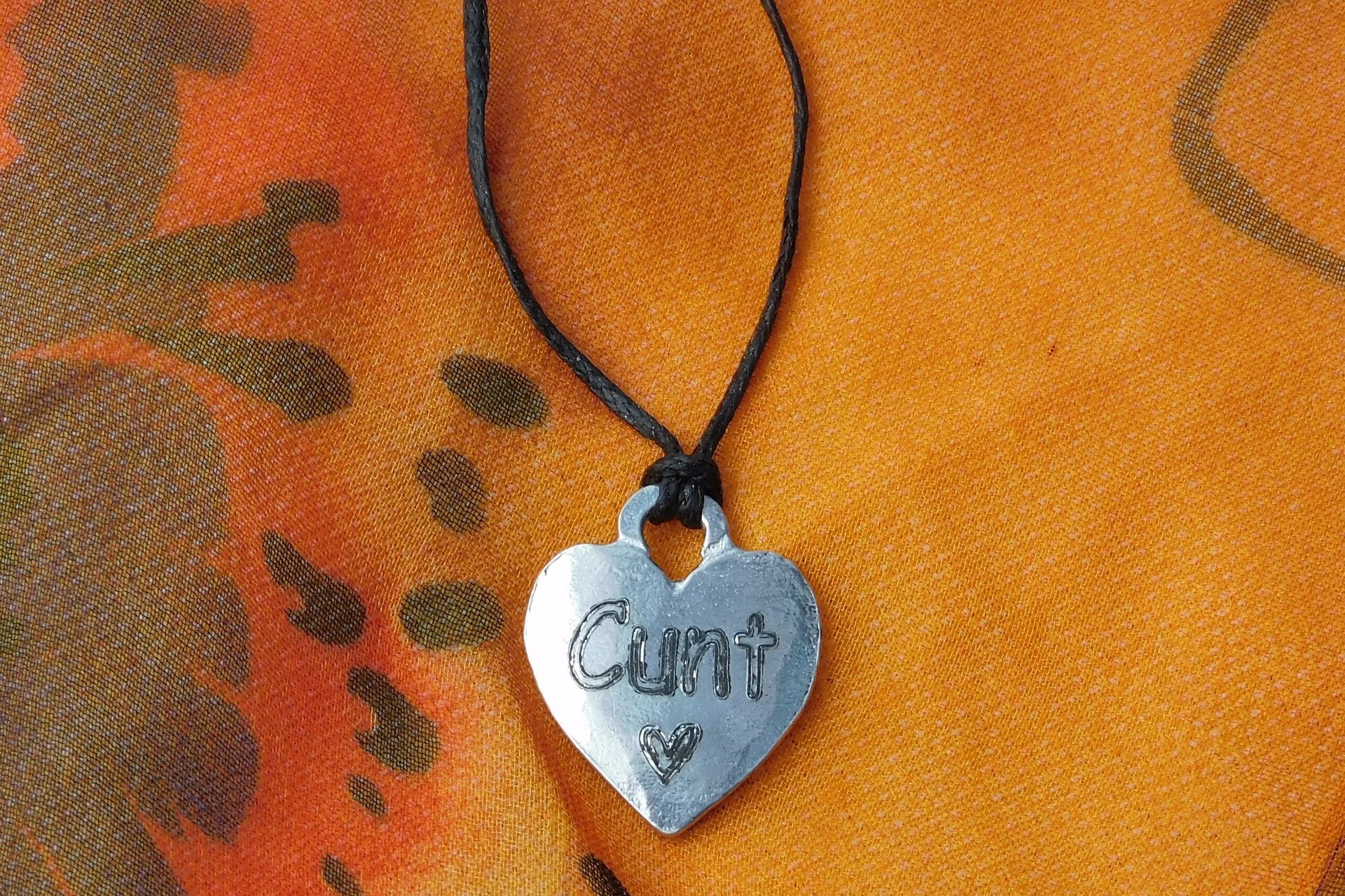 Pendentif BDSM cunt, Accessoire de Soumise, Cordon Noué en Permanance, Fait Main en Etain, Les Etains de Jumilhac