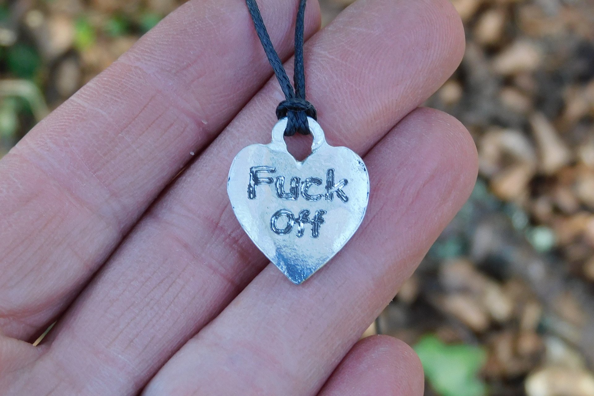 Pendentif BDSM cunt, Accessoire de Soumise, Cordon Noué en Permanance, Fait Main en Etain, Les Etains de Jumilhac