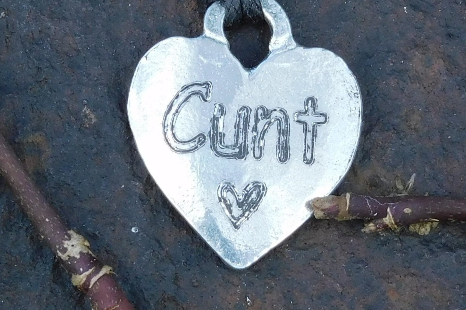 Pendentif BDSM cunt, Accessoire de Soumise, Cordon Noué en Permanance, Fait Main en Etain, Les Etains de Jumilhac