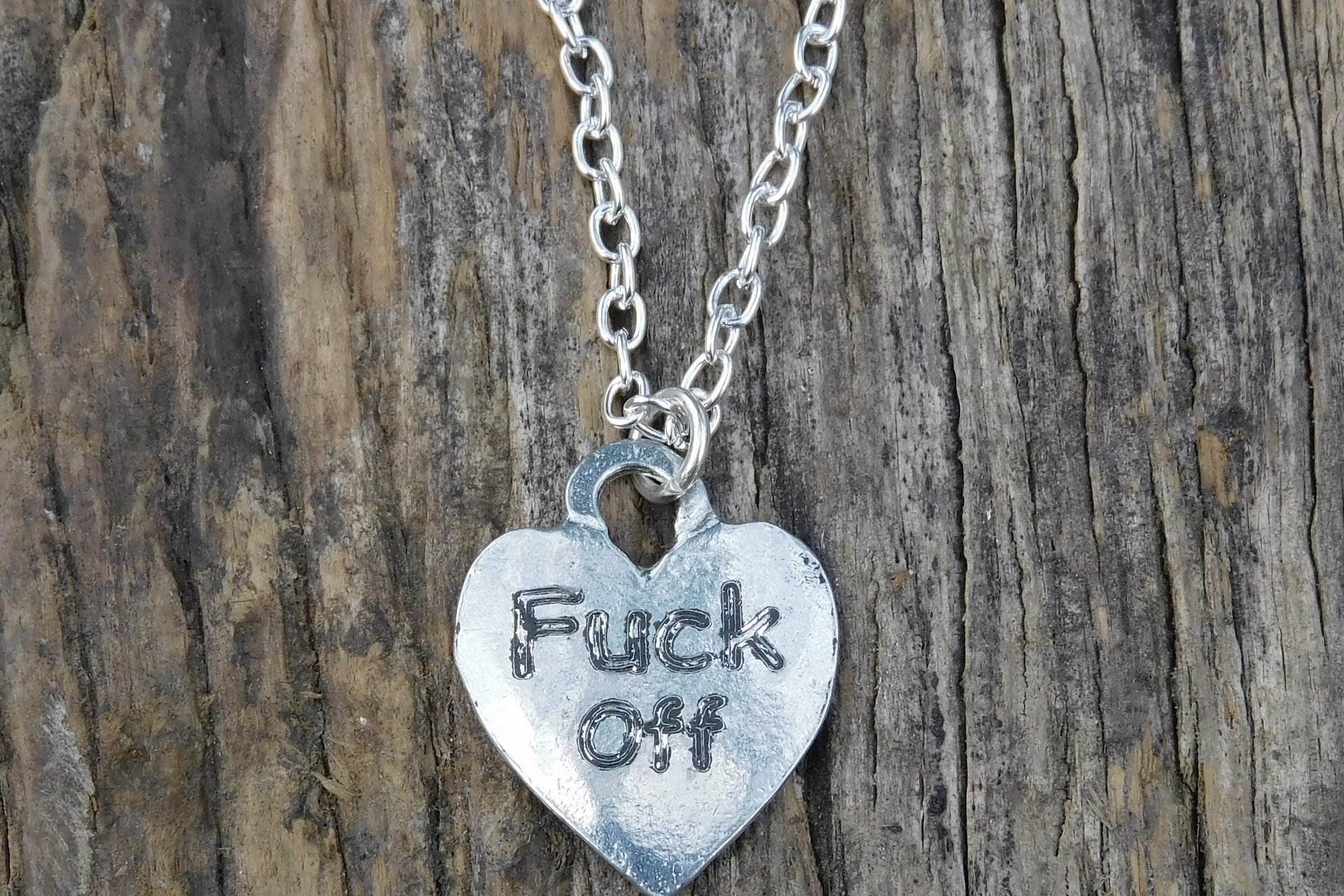 Pendentif BDSM Fuck Off, Accessoire de Soumise, Cordon Noué en Permanance, Fait Main en Etain, Les Etains de Jumilhac