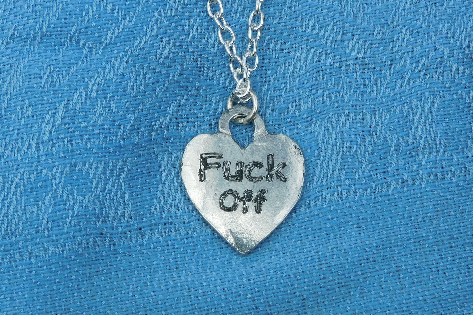Pendentif BDSM Fuck Off, Accessoire de Soumise, Cordon Noué en Permanance, Fait Main en Etain, Les Etains de Jumilhac