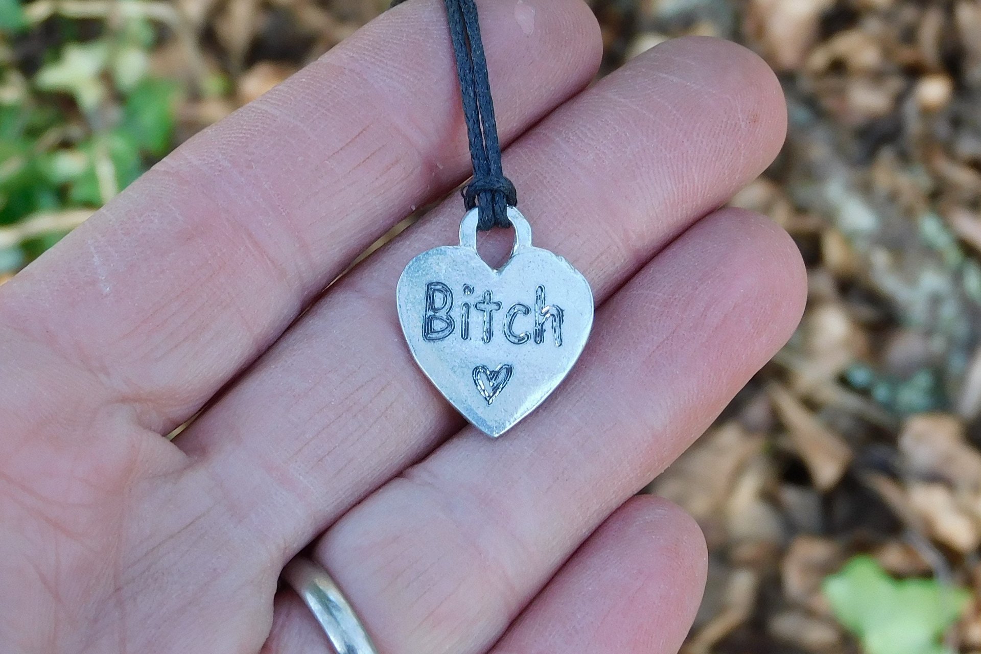Pendentif BDSM Bitch (Salope), Accessoire de Soumise, Cordon Noué en Permanance, Fait Main en Etain, Les Etains de Jumilhac