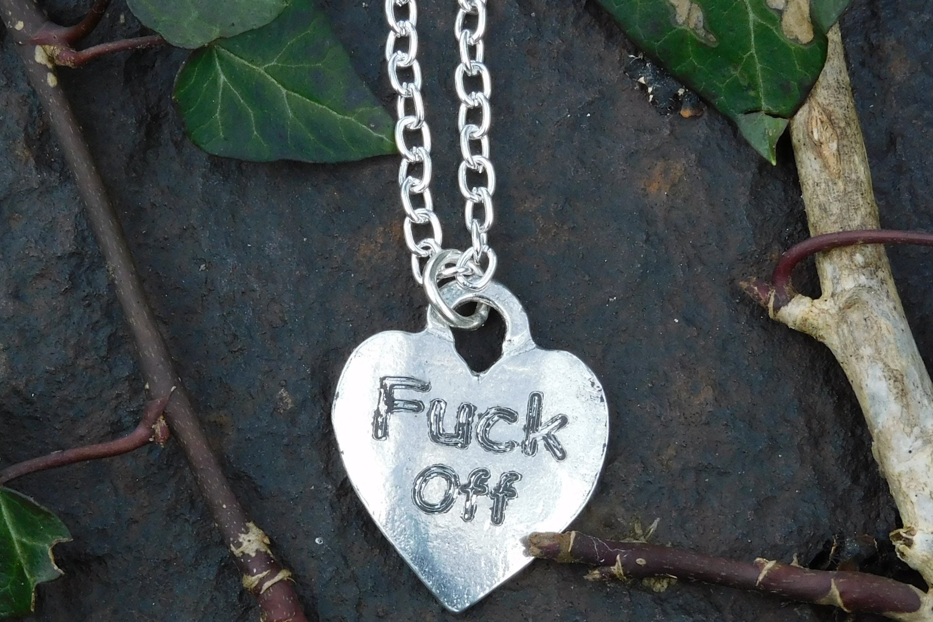 Pendentif BDSM Bitch (Salope), Accessoire de Soumise, Cordon Noué en Permanance, Fait Main en Etain, Les Etains de Jumilhac