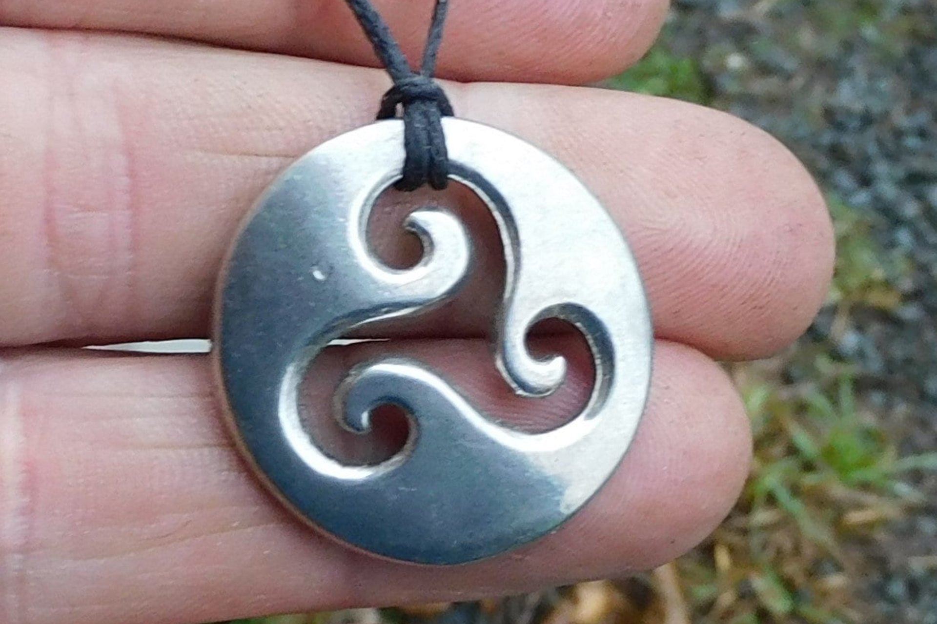 Pendentif triskèle celtique - Symbole spirituel en étain, Les Etains de Jumilhac
