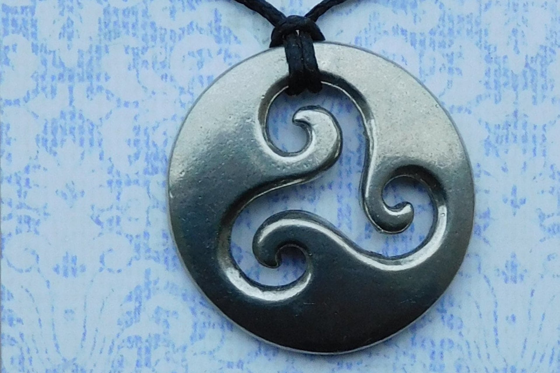 Pendentif triskèle celtique - Symbole spirituel en étain, Les Etains de Jumilhac