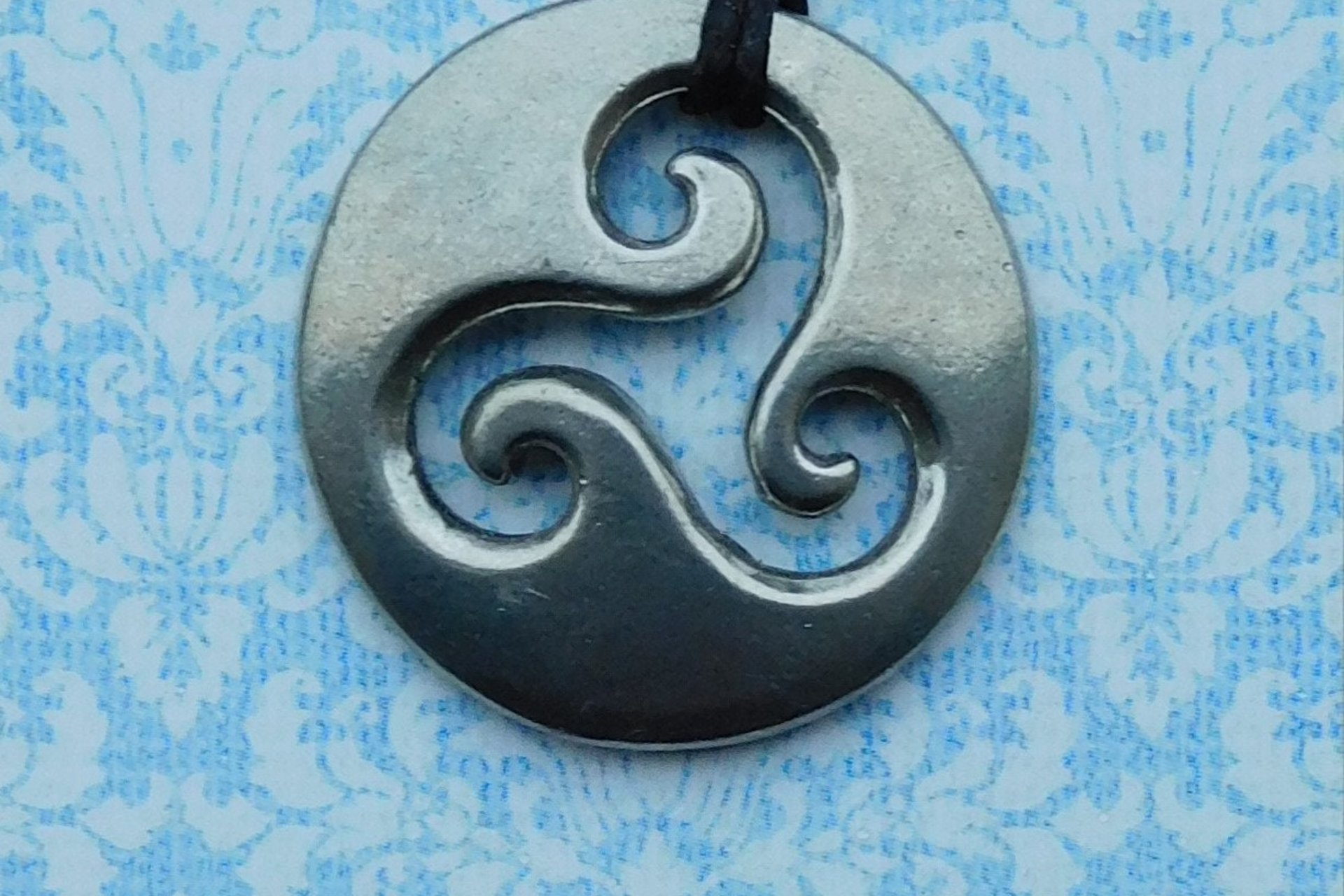 Pendentif triskèle celtique - Symbole spirituel en étain, Les Etains de Jumilhac