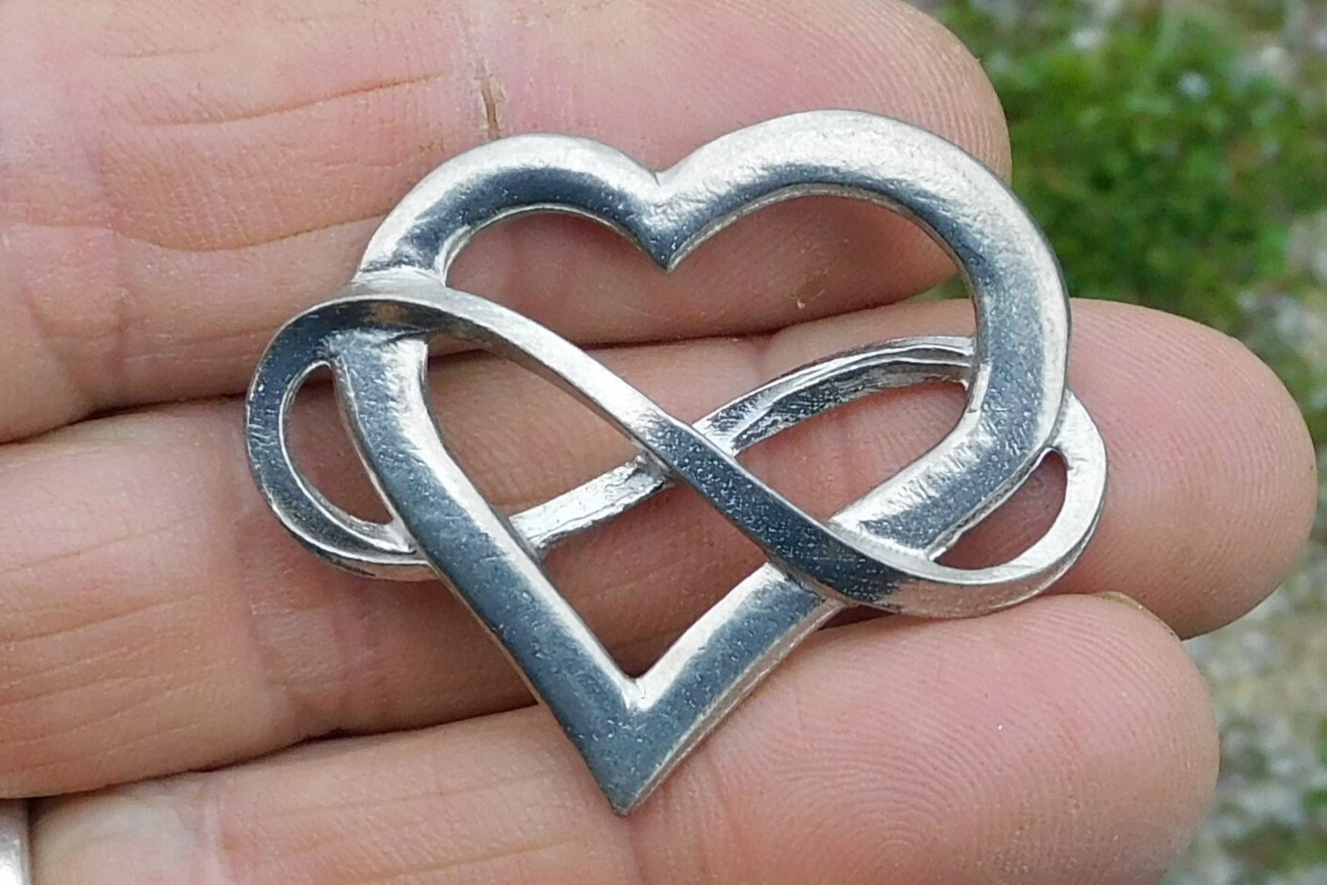 Heart with Infinity Loop Brooch – Symbol of Polyamory. Hand Cast Pewter.