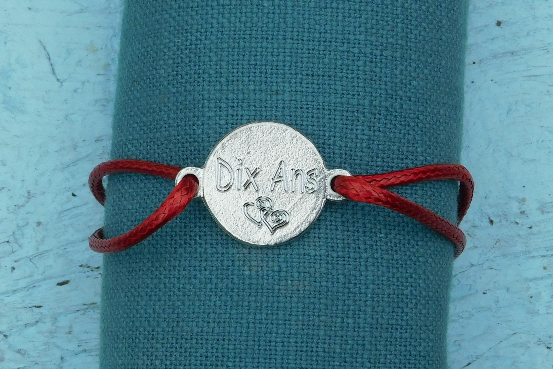 Bracelet en étain pour les noces de 10 Ans (noces d'étain); Gravure "Dix Ans"; taille et couleur personnalisables