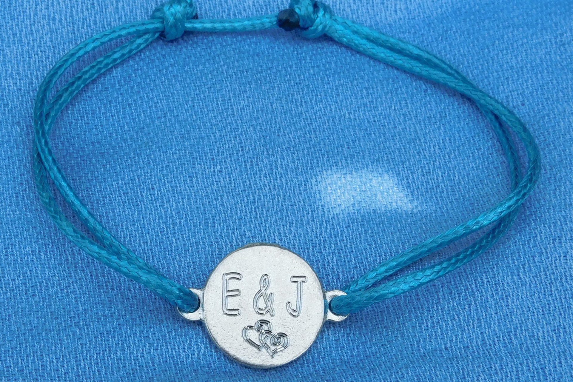 Bracelet Personnalisé avec Charm Rond en Étain et Gravure de Vos Initiales - Cordon Réglable en Plusieurs Couleurs
