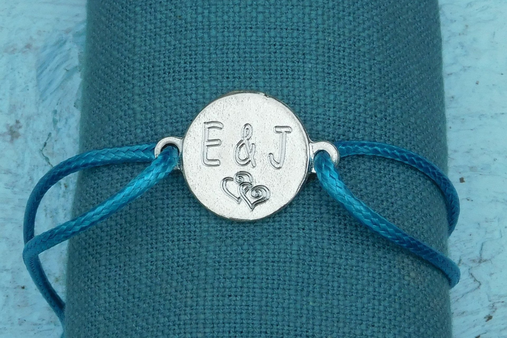 Bracelet Personnalisé avec Charm Rond en Étain et Gravure de Vos Initiales - Cordon Réglable en Plusieurs Couleurs