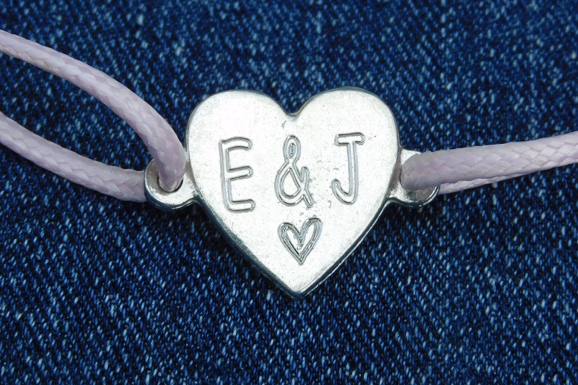 Bracelet Personnalisé avec Coeur en Étain et Gravure de Vos Initiales - Cordon Réglable en Plusieurs Couleurs