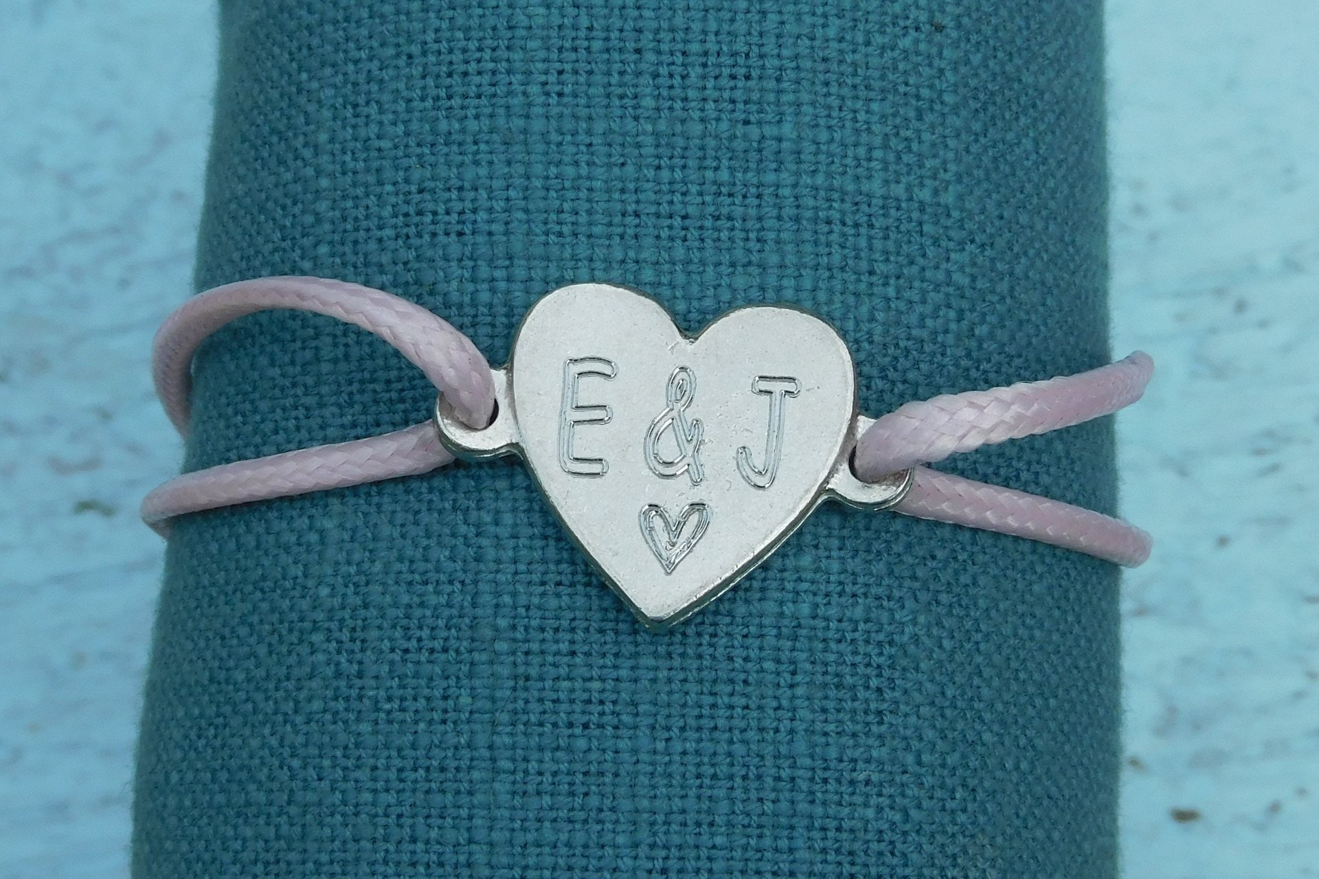 Bracelet Personnalisé avec Coeur en Étain et Gravure de Vos Initiales - Cordon Réglable en Plusieurs Couleurs