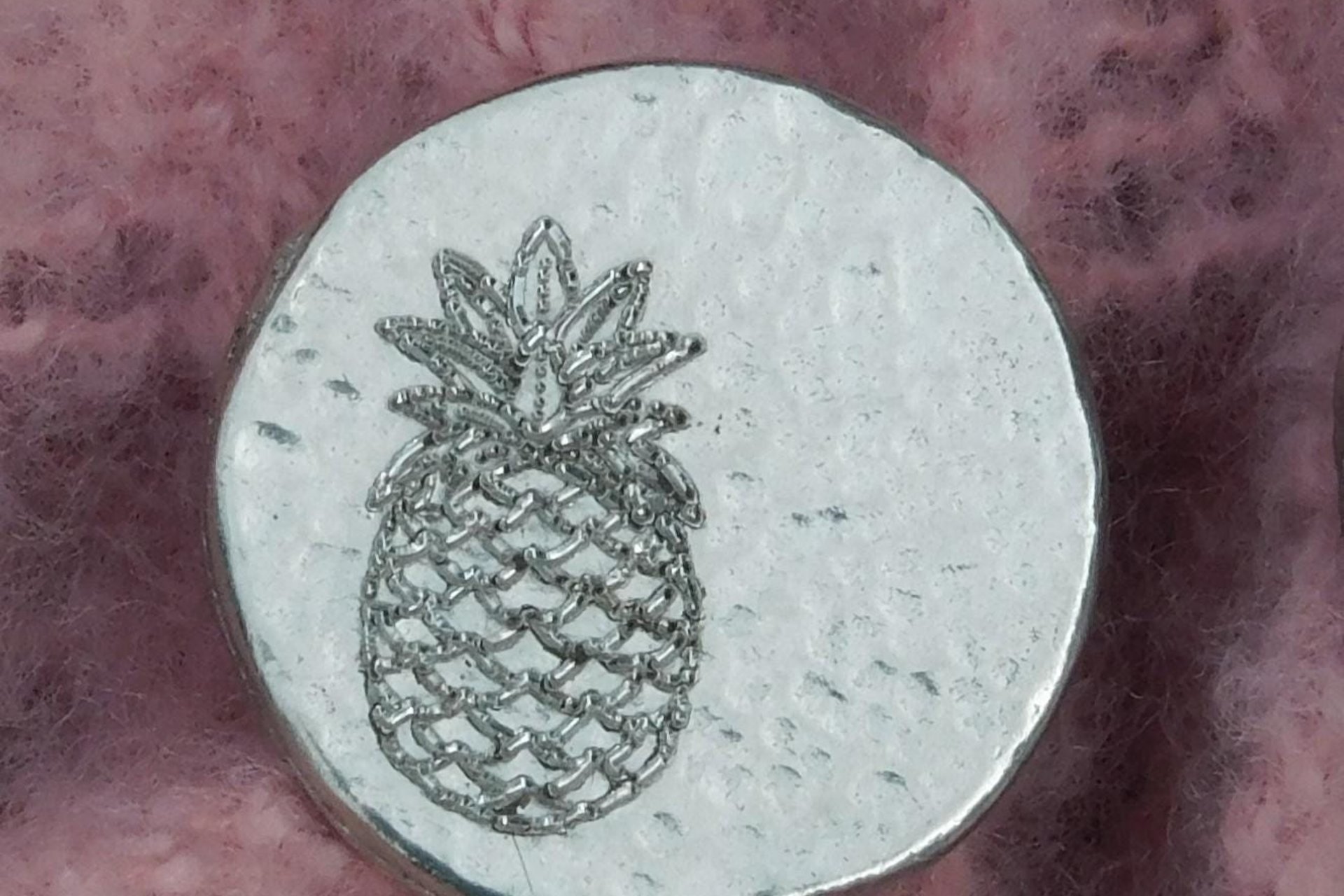 Boutons de Manchette Ananas, en Étain Martelé, Manchettes Noces d’étain , Faites Main par William Sturt chez les Étains de Jumilhac