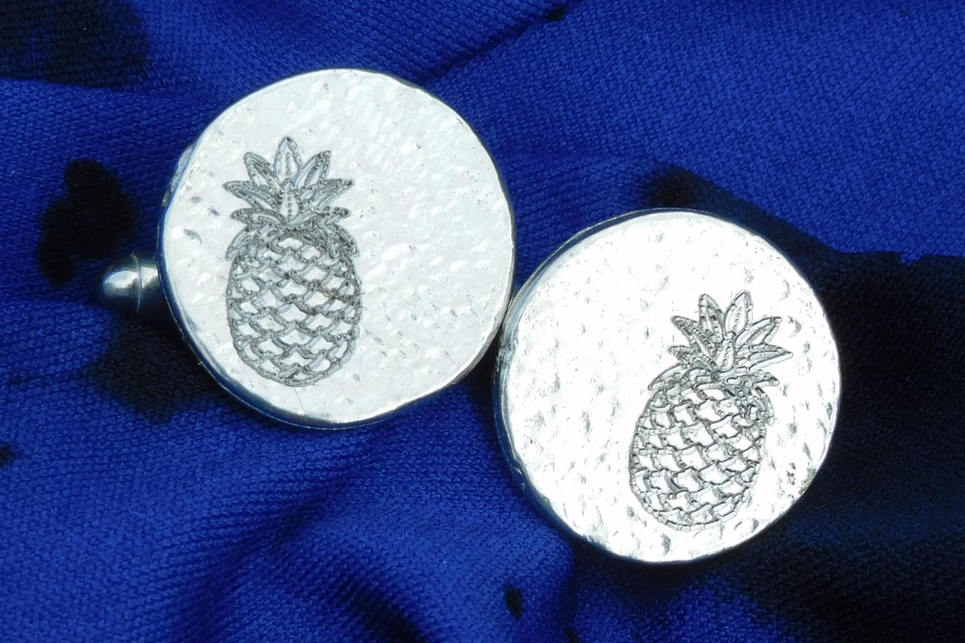 Boutons de Manchette Ananas, en Étain Martelé, Manchettes Noces d’étain , Faites Main par William Sturt chez les Étains de Jumilhac
