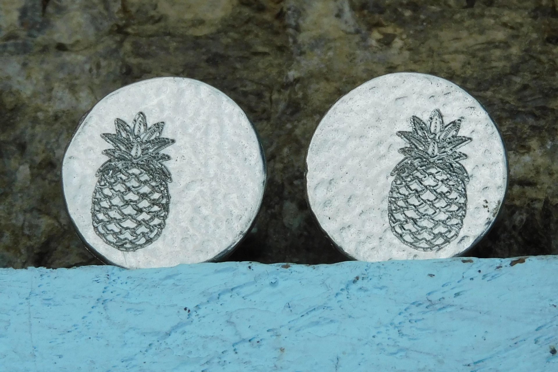 Boutons de Manchette Ananas, en Étain Martelé, Manchettes Noces d’étain , Faites Main par William Sturt chez les Étains de Jumilhac