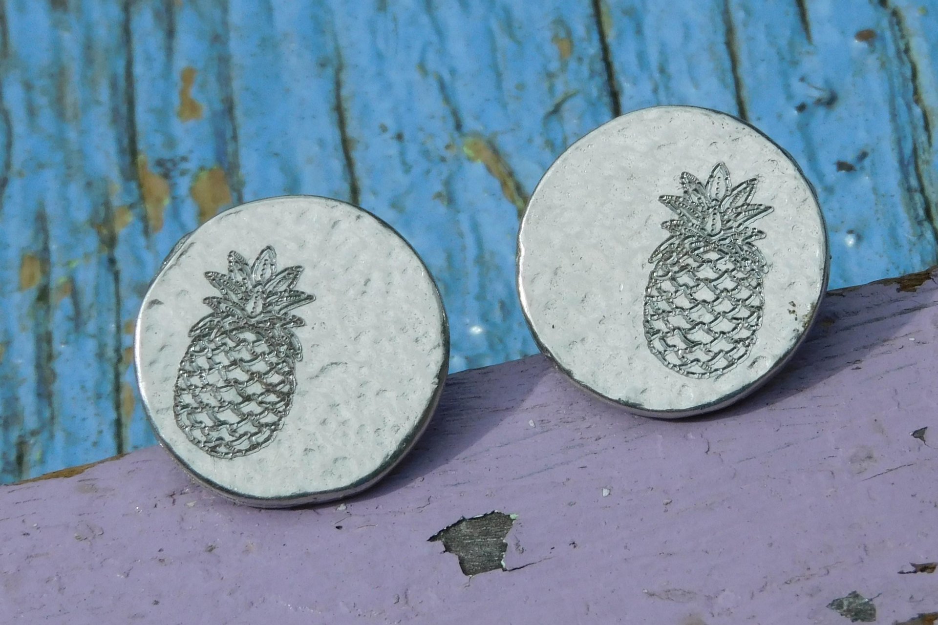 Boutons de Manchette Ananas, en Étain Martelé, Manchettes Noces d’étain , Faites Main par William Sturt chez les Étains de Jumilhac