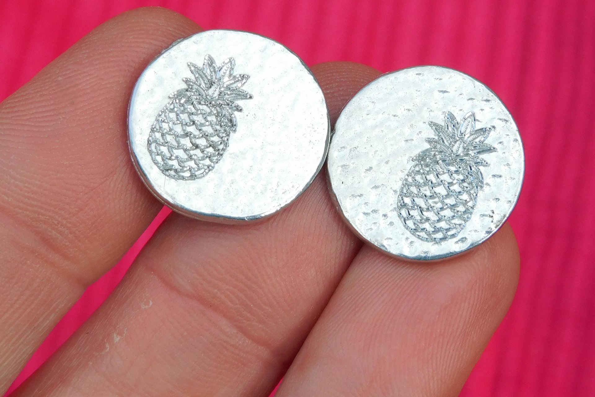 Boutons de Manchette Ananas, en Étain Martelé, Manchettes Noces d’étain , Faites Main par William Sturt chez les Étains de Jumilhac