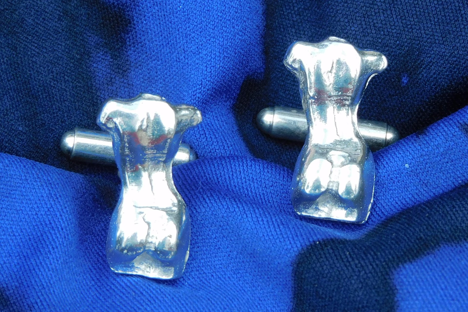 Boutons de Manchette Torse Féminin, Fabrication Artisanale Française en Etain.