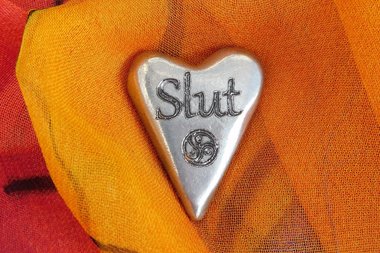 Slut (Salope), Jeton Érotique BDSM, Accessoires BDSM, Jeton de Soumise, Fait à la Main en Etain, par William Sturt des Etains de Jumilhac
