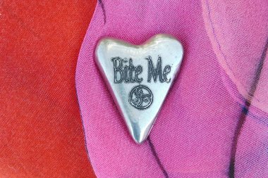 Bite Me (Mords Moi), Jeton Érotique BDSM, Accessoires BDSM, Jeton de Soumise, Fait à la Main en Etain, Les Etains de Jumilhac