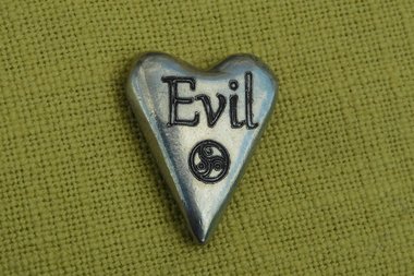 Evil (Coquine), Jeton Érotique BDSM, Accessoires BDSM, Jeton de Soumise, Fait à la Main en Etain, par William Sturt des Etains de Jumilhac