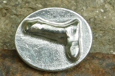 Porte-Bonheur Pénis, Cadeau Pénis, Cadeau Erotique, Fait Main en Etain, par William Sturt aux Etains de Jumilhac