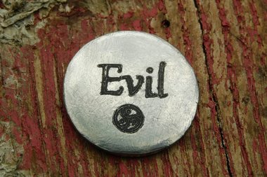 Porte-Bonheur Evil (Mechante), Jeton Érotique BDSM, Accessoires BDSM, Jeton de Soumise, Fait à la Main en Etain, Les Etains de Jumilhac