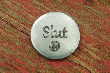 Porte-Bonheur Erotique, Slut (Salope), Jeton BDSM, Accessoires BDSM, Jeton de Soumise, Fait à la Main en Etain, Les Etains de Jumilhac