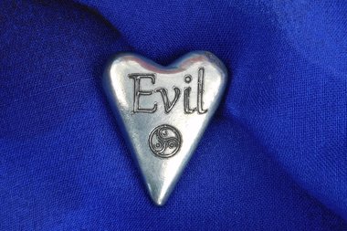Evil (Méchante), Jeton Érotique BDSM, Accessoires BDSM, Jeton de Soumise, Fait à la Main en Etain, par William Sturt des Etains de Jumilhac
