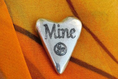 Mine (La Mienne), Jeton Érotique BDSM, Accessoires BDSM, Jeton de Soumise, Fait à la Main en Etain, par William Sturt des Etains de Jumilhac