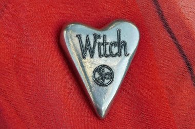 Witch (Sorcière), Jeton Érotique BDSM, Accessoires BDSM, Jeton de Soumise, Fait à la Main en Etain, par William Sturt des Etains de Jumilhac