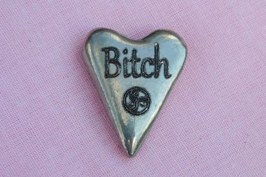 Bitch (Chienne), Jeton Érotique BDSM, Accessoires BDSM, Jeton de Soumise, Fait à la Main en Etain, par William Sturt des Etains de Jumilhac