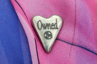 Owned (Possédée), Jeton Érotique BDSM, Accessoires BDSM, Jeton de Soumise, Fait à la Main en Etain, par William Sturt des Etains de Jumilhac