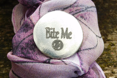 Jeton Érotique Bite Me (Mords Moi), Jeton BDSM, Accessoires BDSM, Jeton de Soumise, Fait à la Main en Etain, Les Etains de Jumilhac