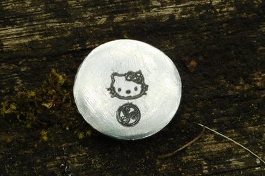 Porte-Bonheur Kitty, Jeton Érotique BDSM, Accessoires BDSM, Jeton de Soumise, Fait à la Main en Etain, Les Etains de Jumilhac