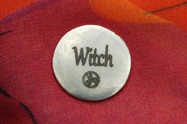 Porte-Bonheur Witch, Jeton Érotique BDSM, Accessoires BDSM, Jeton de Soumise, Fait à la Main en Etain, Les Etains de Jumilhac