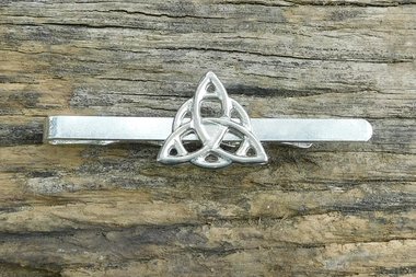 Pince à Cravate Triquetra, Glissière Triquetra, Faite Main en Etain par William Sturt des Etains de Jumilhac