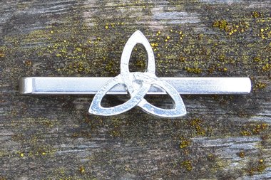 Pince à Cravate Triquetra, Accessoires Triquetra, Faite Main en Etain par William Sturt des Etains de Jumilhac