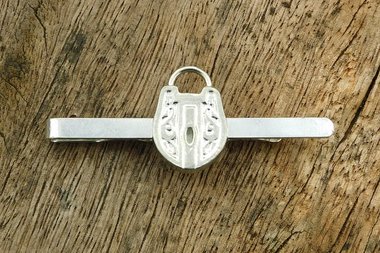 Pince à Cravate Cadenas, Faite Main en Étain, Fabrication Artisanale Française, aux Étains de Jumilhac