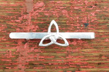 Pince à Cravate Triquetra, Faite Main en Etain par William Sturt des Etains de Jumilhac