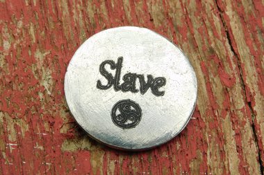 Slave (Esclave), Jeton Érotique BDSM, Accessoires BDSM, Jeton de Soumise, Fait à la Main en Etain, par William Sturt des Etains de Jumilhac