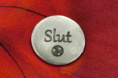 Slut (Salope), Jeton Érotique BDSM, Accessoires BDSM, Jeton de Soumise, Fait à la Main en Etain, par William Sturt des Etains de Jumilhac