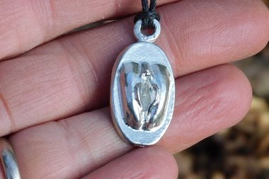 Collier Vagina, Faite Main en Etain par William Sturt des Etains de Jumilhac