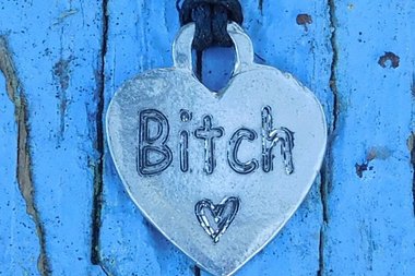 Pendentif BDSM Bitch (Salope), Accessoire de Soumise, Cordon Noué en Permanance, Fait Main en Etain, Les Etains de Jumilhac