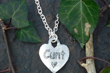 Pendentif BDSM cunt, Accessoire de Soumise, Cordon Noué en Permanance, Fait Main en Etain, Les Etains de Jumilhac