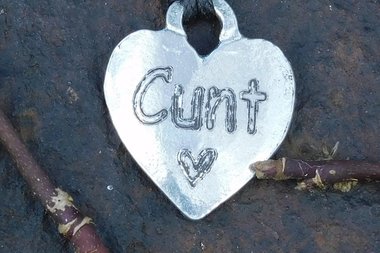 Pendentif BDSM cunt, Accessoire de Soumise, Cordon Noué en Permanance, Fait Main en Etain, Les Etains de Jumilhac