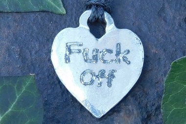 Pendentif BDSM Fuck Off, Accessoire de Soumise, Cordon Noué en Permanance, Fait Main en Etain, Les Etains de Jumilhac