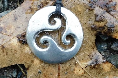 Pendentif triskèle celtique - Symbole spirituel en étain, Les Etains de Jumilhac